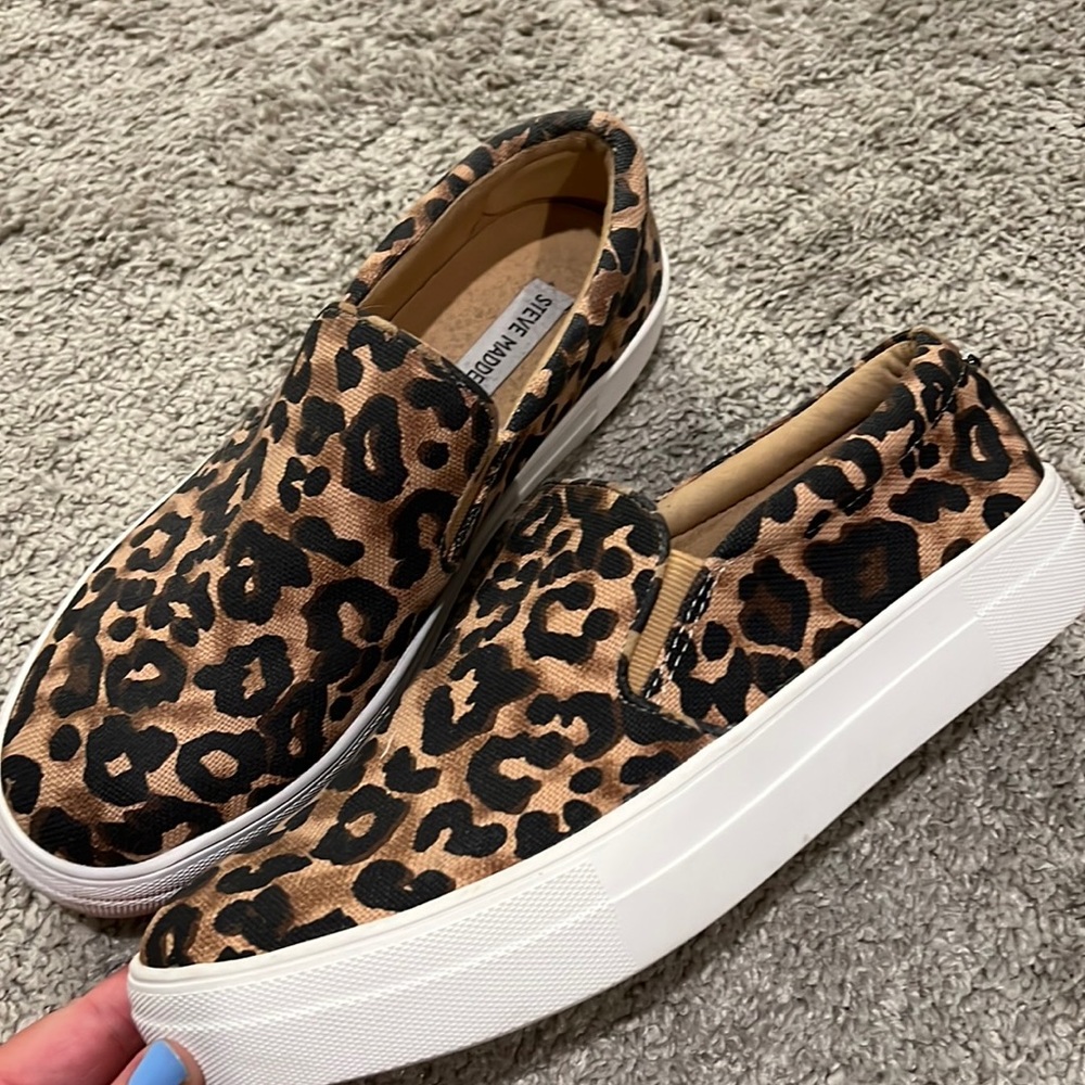 Womens size 10 Steve Madden slip-ons